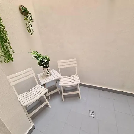 Beautiful With Patio Apartament *